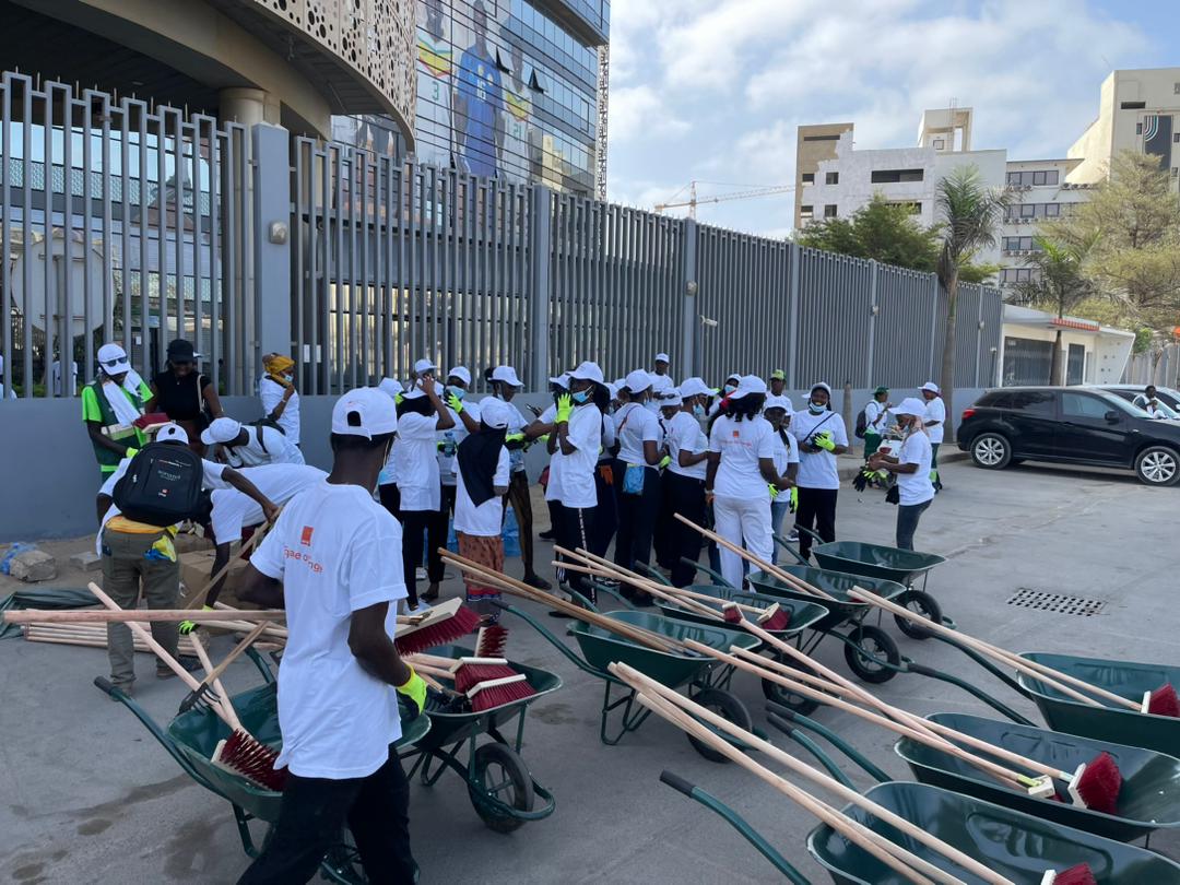 ODCSenegal's tweet photo. Une journée riche en actions et en apprentissages ! 
Les apprenants de @AcademySonatel  se sont mobilisés pour la journée #SetSetal aux abords de la cité Keur Gorgui, organisée par le @GroupeSonatel . 🌍
#AndDefarSunuGox
#AarLilaWer
#AmalNjariñAskanWi https://t.co/M7RghVfS4R