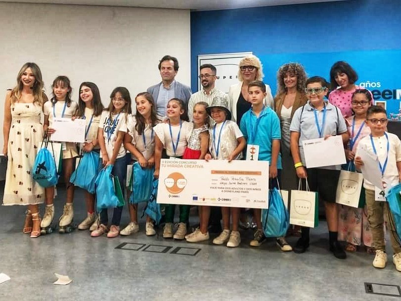 pepe_meseguer's tweet photo. Varios componentes de CaixaBank hemos asistido al concurso 'Tu mirada creativa', una increíble iniciativa impulsada por CEEIM y Luper que fomenta el espíritu creativo y emprendedor desde temprana edad.

#Creatividad #ResponsabilidadSocial #CEEIM #Luper #RegiónDeMurcia #CaixaBank https://t.co/ZFLl9NRAy5