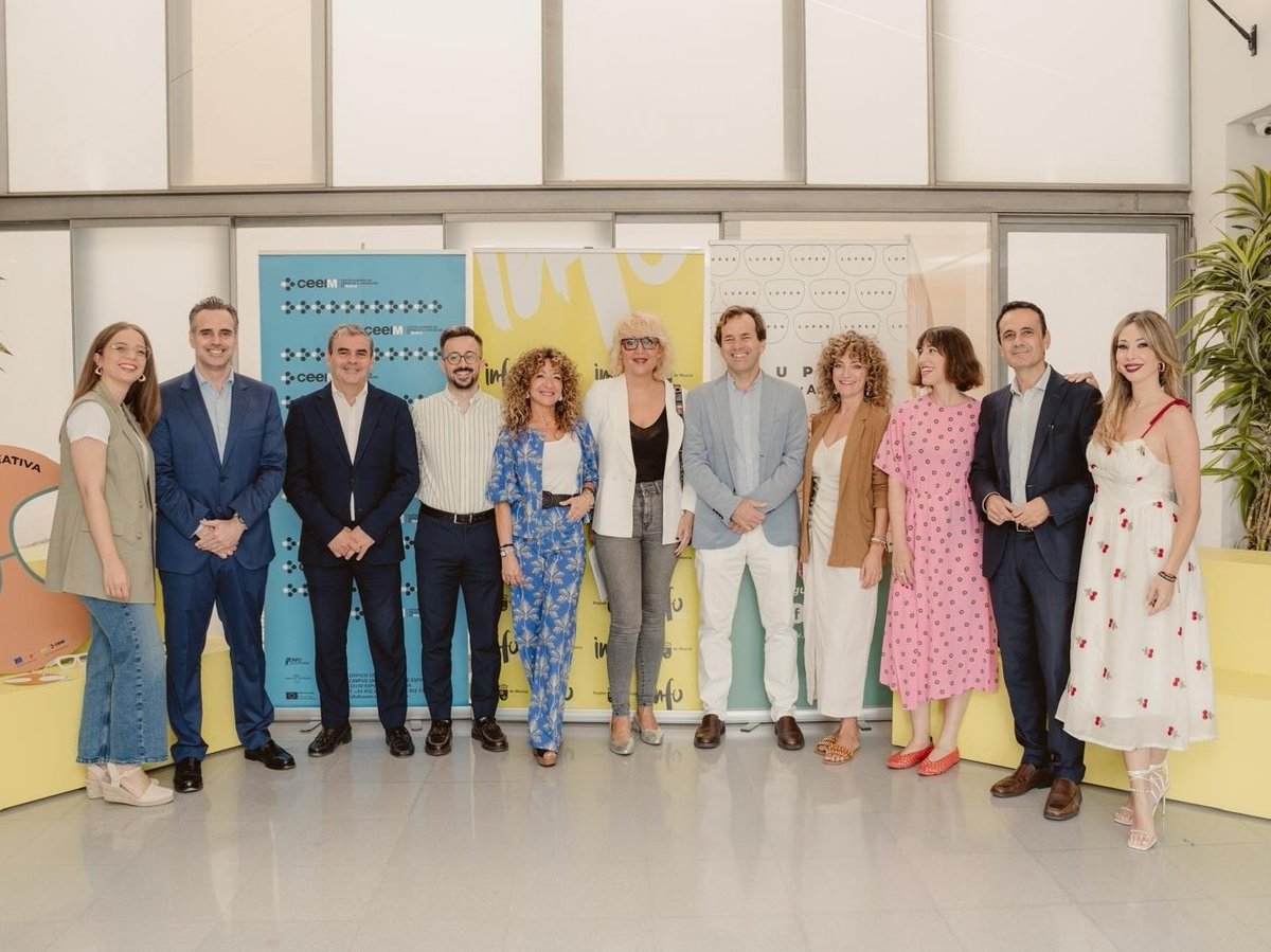 pepe_meseguer's tweet photo. Varios componentes de CaixaBank hemos asistido al concurso 'Tu mirada creativa', una increíble iniciativa impulsada por CEEIM y Luper que fomenta el espíritu creativo y emprendedor desde temprana edad.

#Creatividad #ResponsabilidadSocial #CEEIM #Luper #RegiónDeMurcia #CaixaBank https://t.co/ZFLl9NRAy5