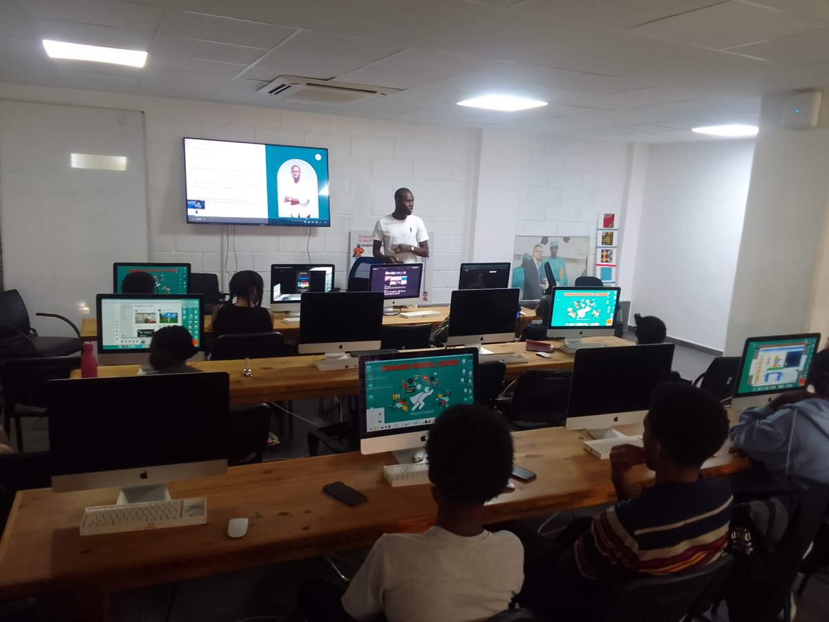 ODCSenegal's tweet photo. En parallèle, nos équipes ont délivré une formation enrichissante sur les dangers de l'internet aux élèves du Collège Bilingue, renforçant ainsi leur sécurité en ligne. 💻🔐
#InnovationNumérique 
#OrangeDigitalCenter https://t.co/Ck6oAGbhO8