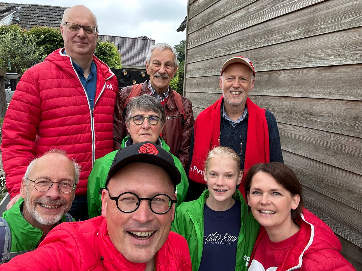 Vandaag zijn we in Lochem Oost om met inwoners over de naderende verkiezingen te praten. Op 6 juni mag je stemmen voor het Europees Parlement.

#groenlinkspvda #VoorEuropa