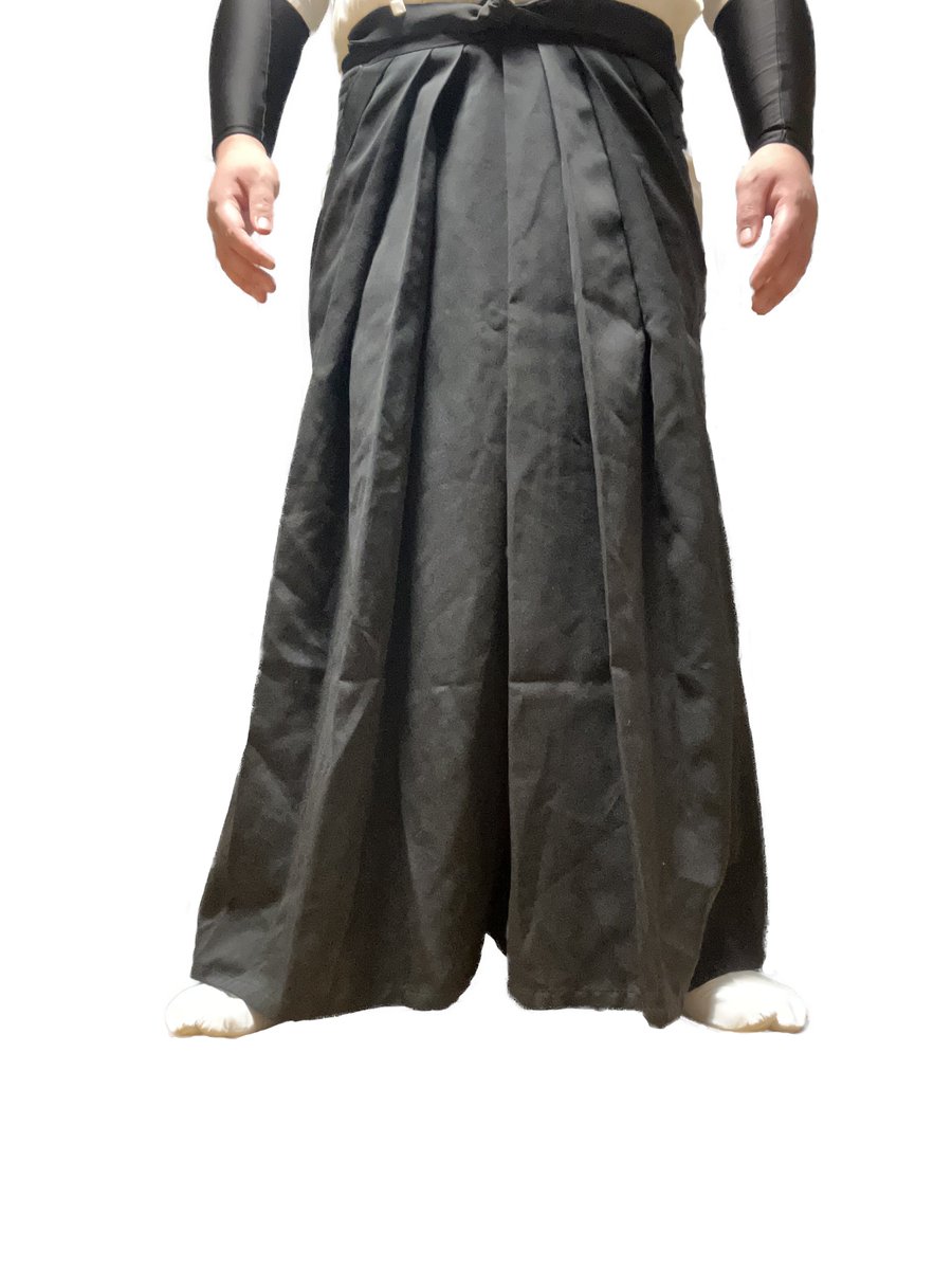 中学生の時に部活で着ていた弓道着があったので久しぶりに着て正座してみました。黒い袴と純白な足袋、このツートンカラーがたまらない。うろ覚えで着たから着付けと袴の位置もあってないのは許して。  

#弓道 #和服 #袴 #和服男子 #着物男子 #足袋 #足袋フェチ #黒衣