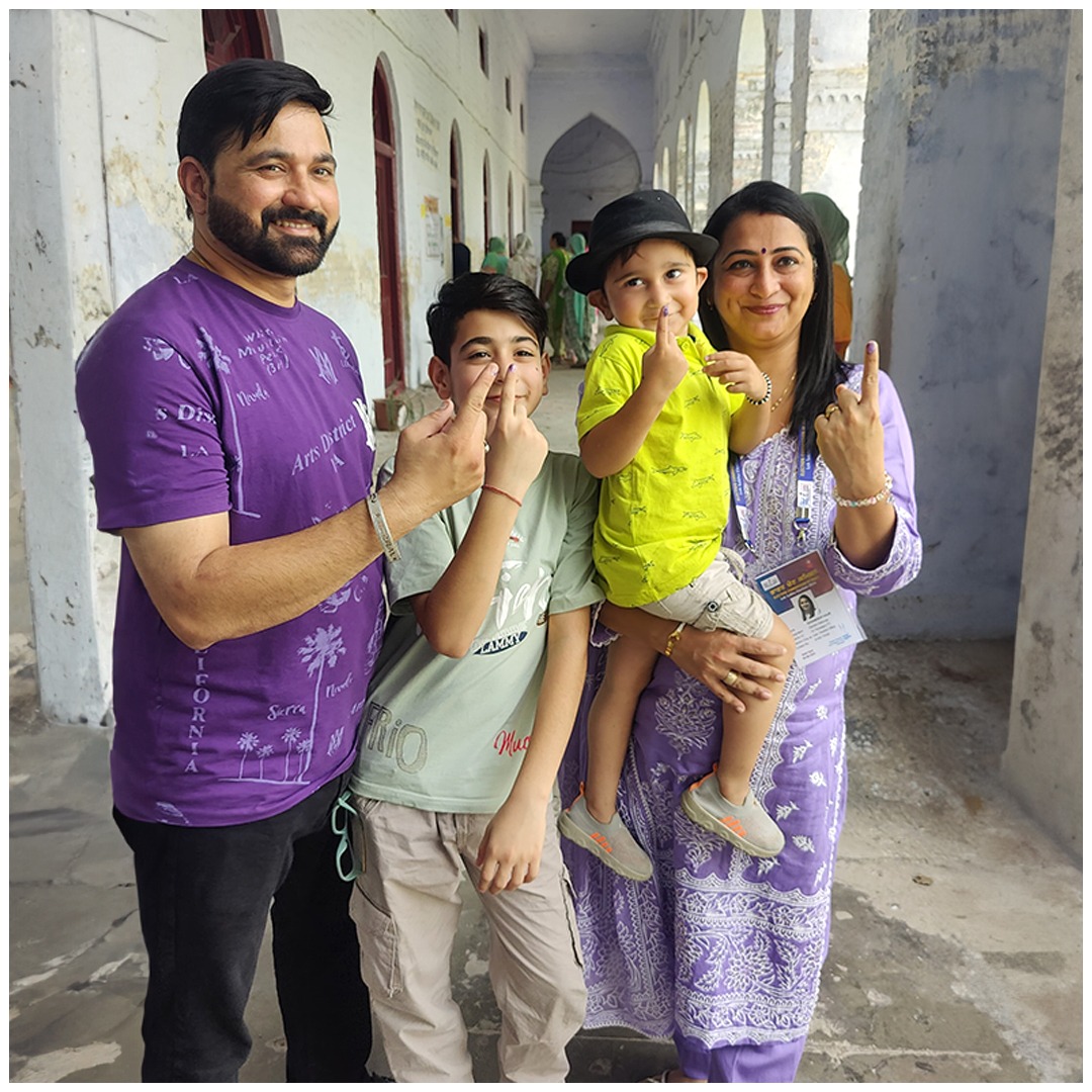 TheCEOPunjab's tweet photo. The family that Votes 'Together', stays 'Happy Together'
#GoVote
#LokSabhaElections2024 #TheCEOPunjab #NoVoterToBeLeftBehind #ChunavKaParv #YouAreTheOne #ivoteforsure #PunjabVotesOn1June #IssVaar70Par
@ECISVEEP https://t.co/4NZ9yJvn6w