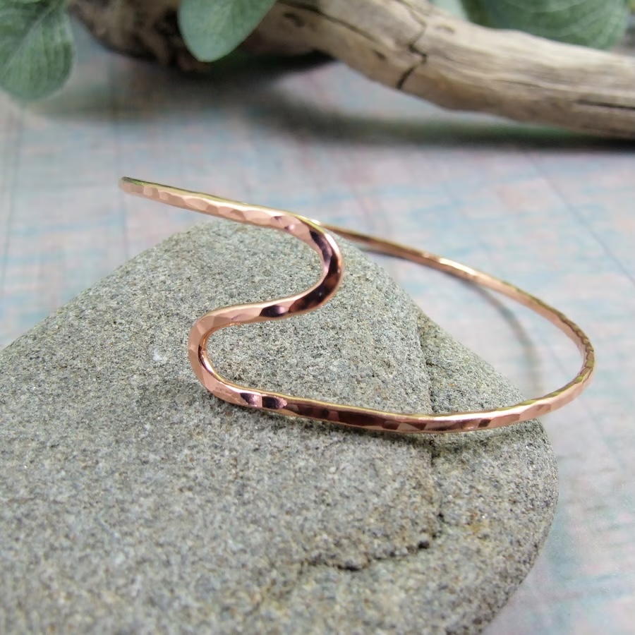 An asymmetric bangle made by @MaxinePring  would make a lovely gift. folksy.com/items/8314476-… #CGArtisans #handmadejewellery