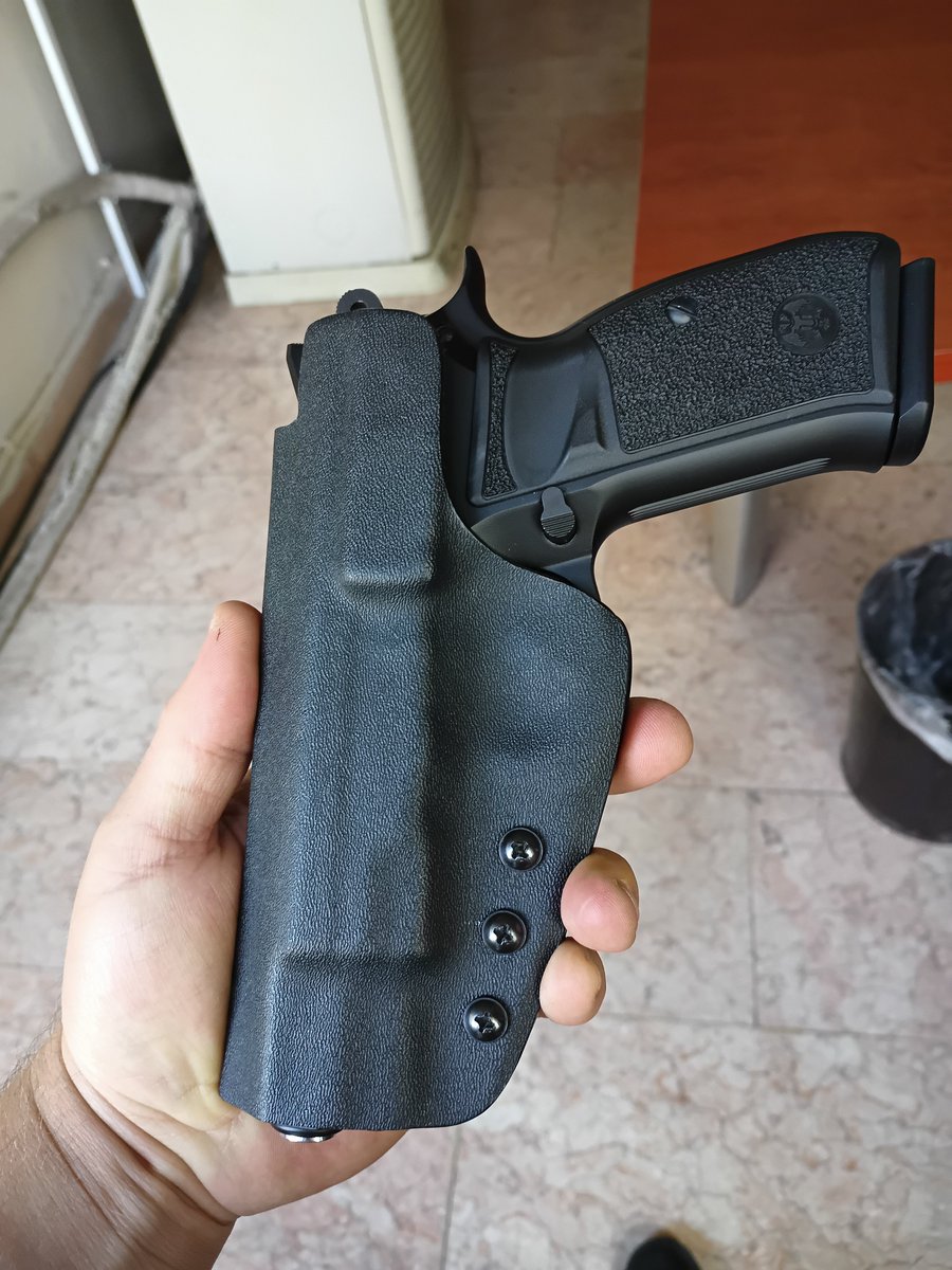 Silah sahibi olurken bana her şeyi sordular.

Neden silah sahibi olmak istiyorsun?

Kaç yaşındasın?

Ne iş yapıyorsun?

Evli misin?

Çocuğun var mı?

Aylık gelirin ne kadar?

Nerede oturuyorsun?

Eşinle problemlerin var mı?

Vs. vs. vs. 

Yığınla soruya cevap verdim.

Ama şimdiye