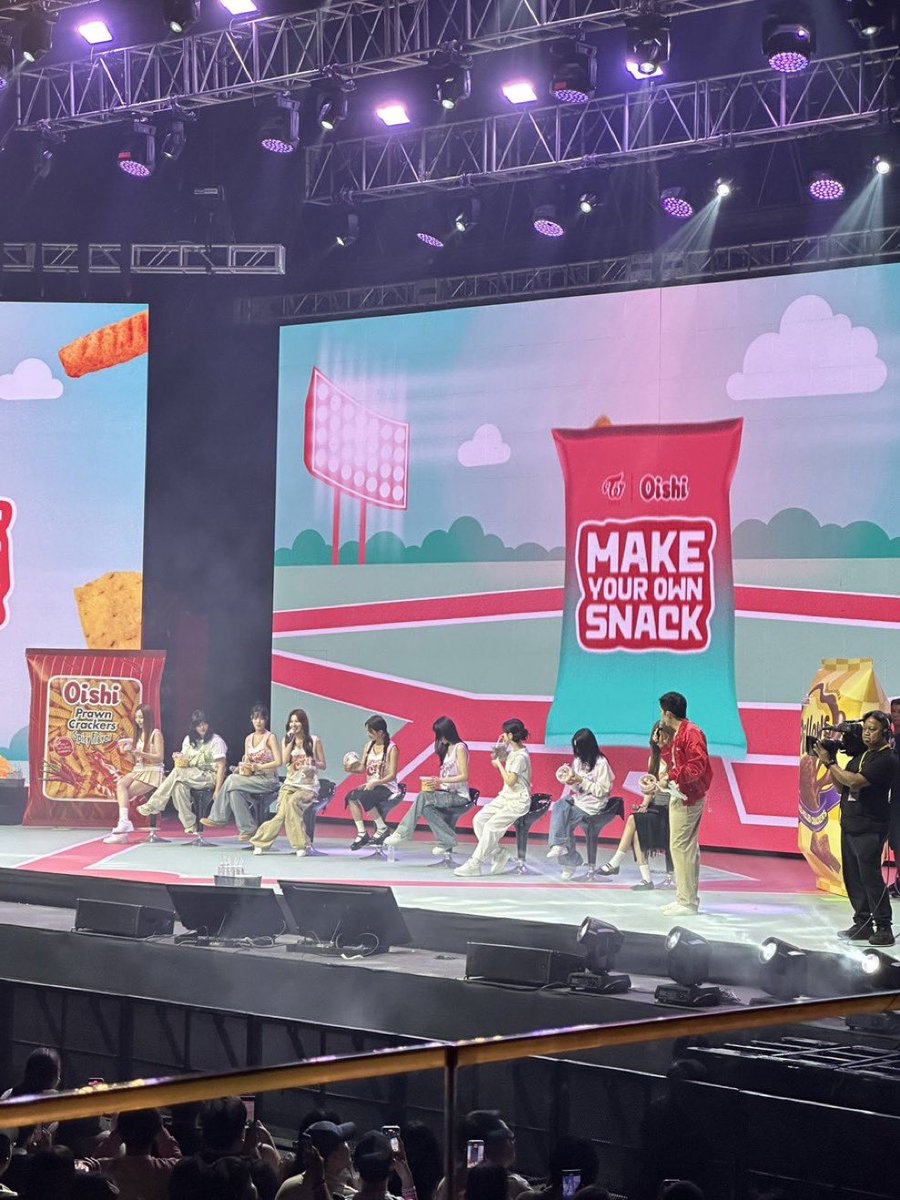 alwaysforwon's tweet photo. comparing the two fanmeets this week, the difference is so big 🙁

show
— the segment for oishi was super interactive and in brand. there’s always a prize for the audience per segment
— the props for the segments was so extra
— may mascots pa
— the show was more than an hour
— better lighting

host
— there was a time na naharangan niya yung members cause he was trying to assist the members and he immediately said sorry to the audience and stay at the side.
— he interacts with the crowd. talks to both the audience and the members (like duh ganon naman kasi dapat)
— his super lively
— makikita mo na he’s making an effort

tbh i feel sad cause engenes deserved better, enhypen deserved better.