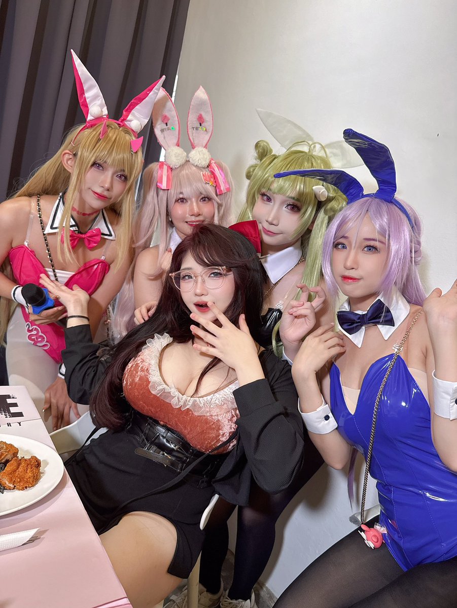 spicyebiii's tweet photo. happy to be invited @NIKKE_en ! 😳💕 #NIKKE #cosplay #bunnygirl #nikkemysg https://t.co/Tibc8dbb5o