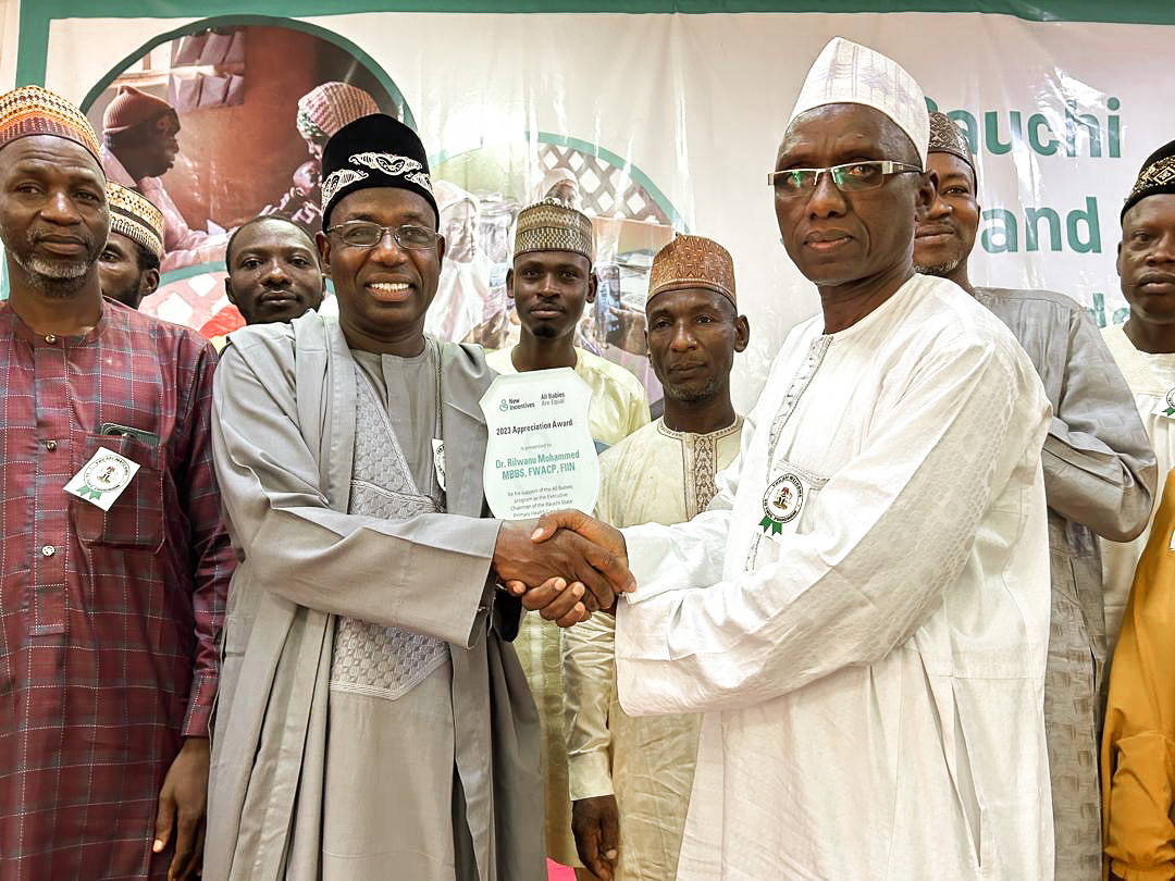 NewIncentives's tweet photo. Dr. Rilwanu Mohammed received an Appreciation Award for his support of the All Babies program as the Executive Chairman of the Bauchi State Primary Health Care Board. https://t.co/sVvTv6Nu3J