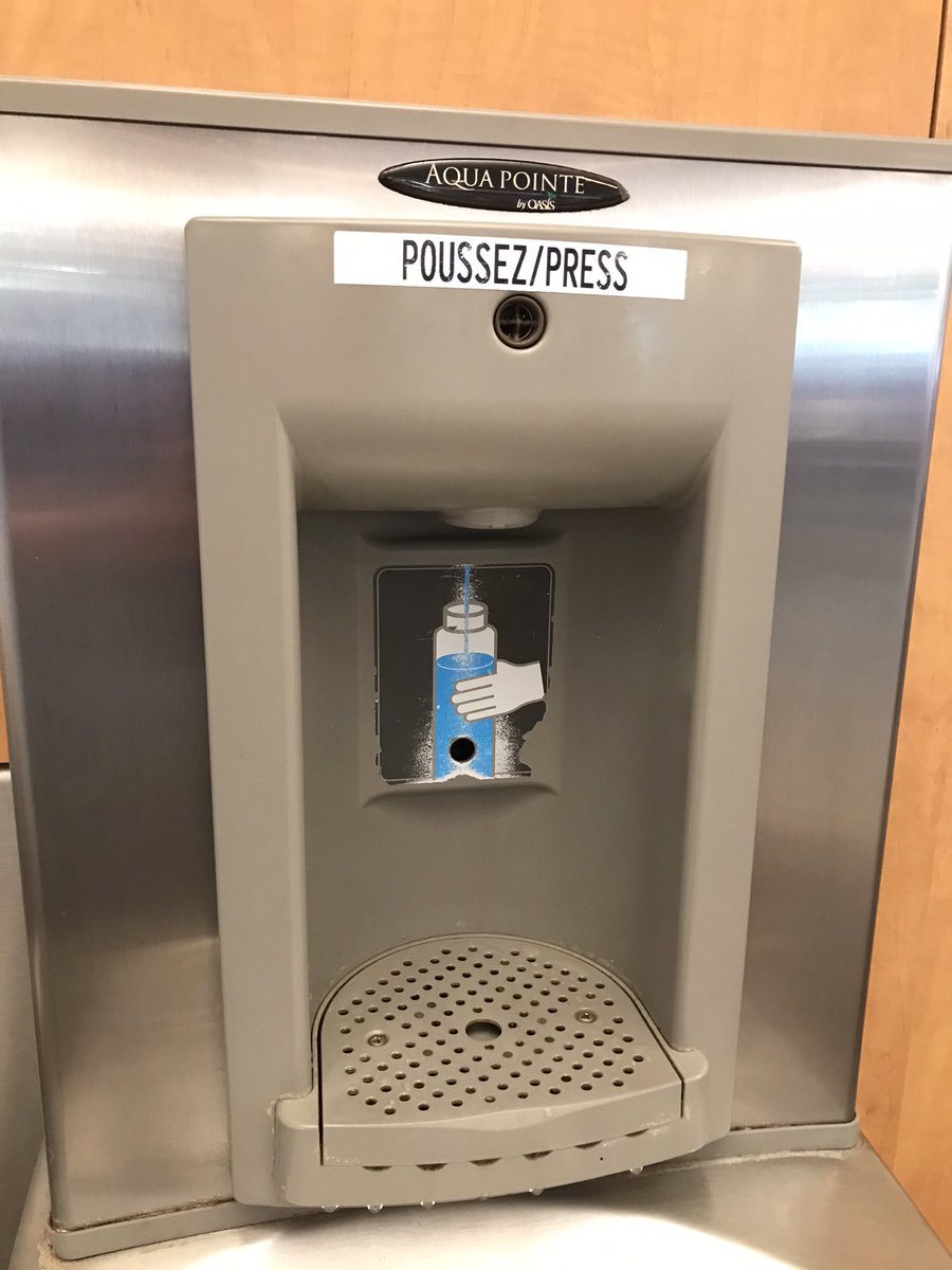 Magínensen que en todos los aeropuertos, las estaciones de autobuses y de trenes en Mexico, parques, museos,  edificios públicos, etc., hubiera rellenadores de botellas de agua y bebederos. 

La falta de voluntad política gubernamental hace del agua embotellada un negocio redondo