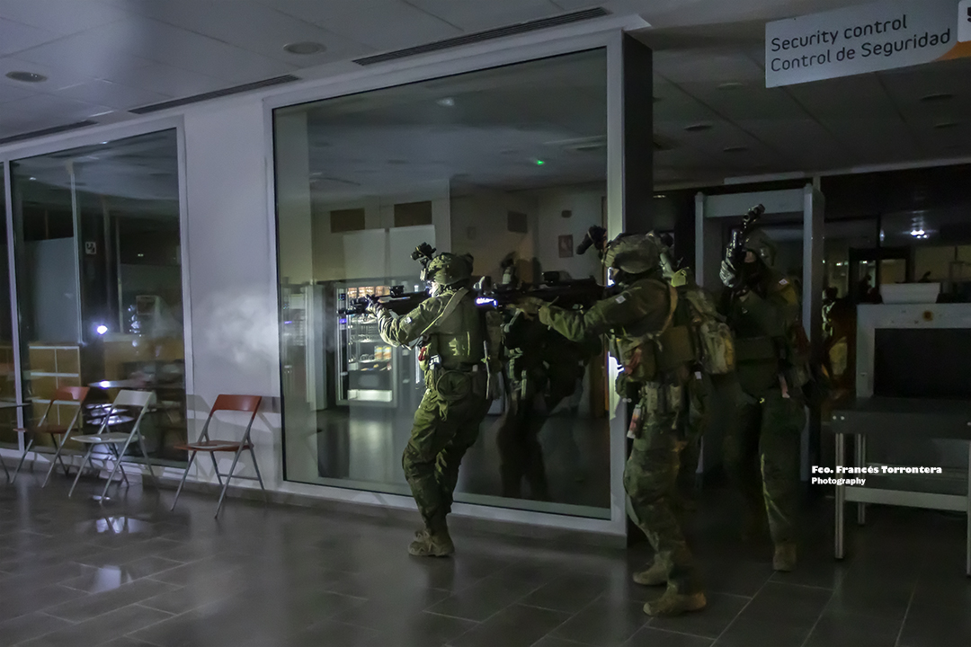 FFTorrontera's tweet photo. La colaboración cívico-militar entre la #EMMOE_ET de #Jaca y el @aeropuerteruel,es una excelente fórmula que mejora la calidad de la formación de perfeccionamiento que se imparte en la Escuela dependiente del @MADOC_ET 
@EjercitoTierra @FUTER_ET @SpainNATO @NATO @DefensaPtrmonio https://t.co/5dMQzoRNxm