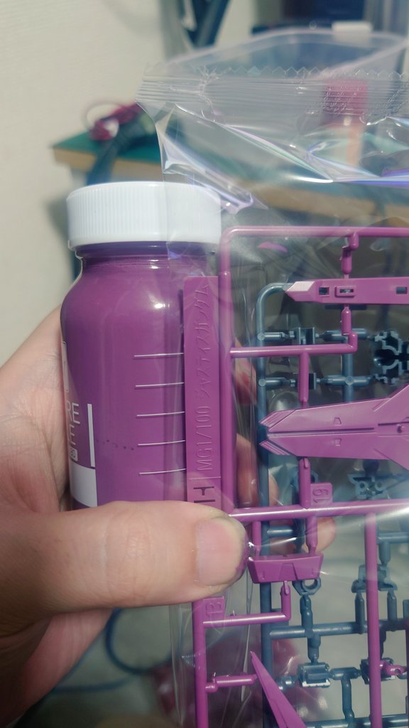 ジャスティスガンダムのピンクは、水性は専用カラーがありますが

ラッカーはガイアノーツのAT-21がドンピシャのようです。

ちなみにパープルの部分は、AT-12ボルドーにホワイトを少しづつ混ぜていくとかなり近い色になる。

MGジャスティスをラッカーで全塗装する方、ご参考まで✋