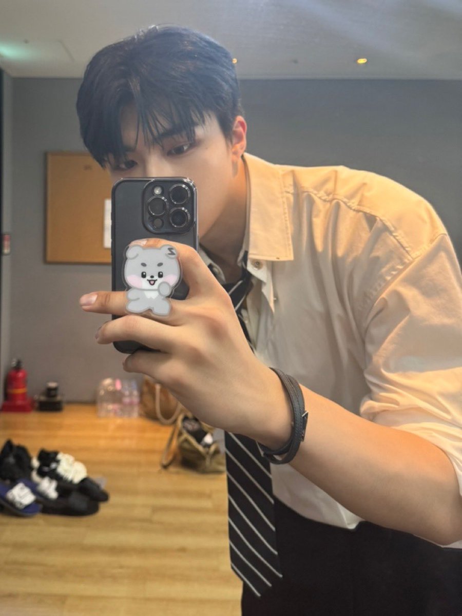 ZB1_official's tweet image. _💌

제로즈 ! 우리 3집 활동도 어느덧 끝이 보이네요 ㅜㅜ 
3주 동안 제로즈들이랑 많이 만나면서 힘도 얻고 사랑받는 기분 느껴서 너무 행복했어요 활동 끝나도 외롭지 않게 해줄 테니까 나한테서 눈 떼지 말기 ! 한 눈 팔기도 금지야 !…
사랑한다구💙💙

#PARKGUNWOOK #박건욱
#ZEROBASEONE #ZB1…