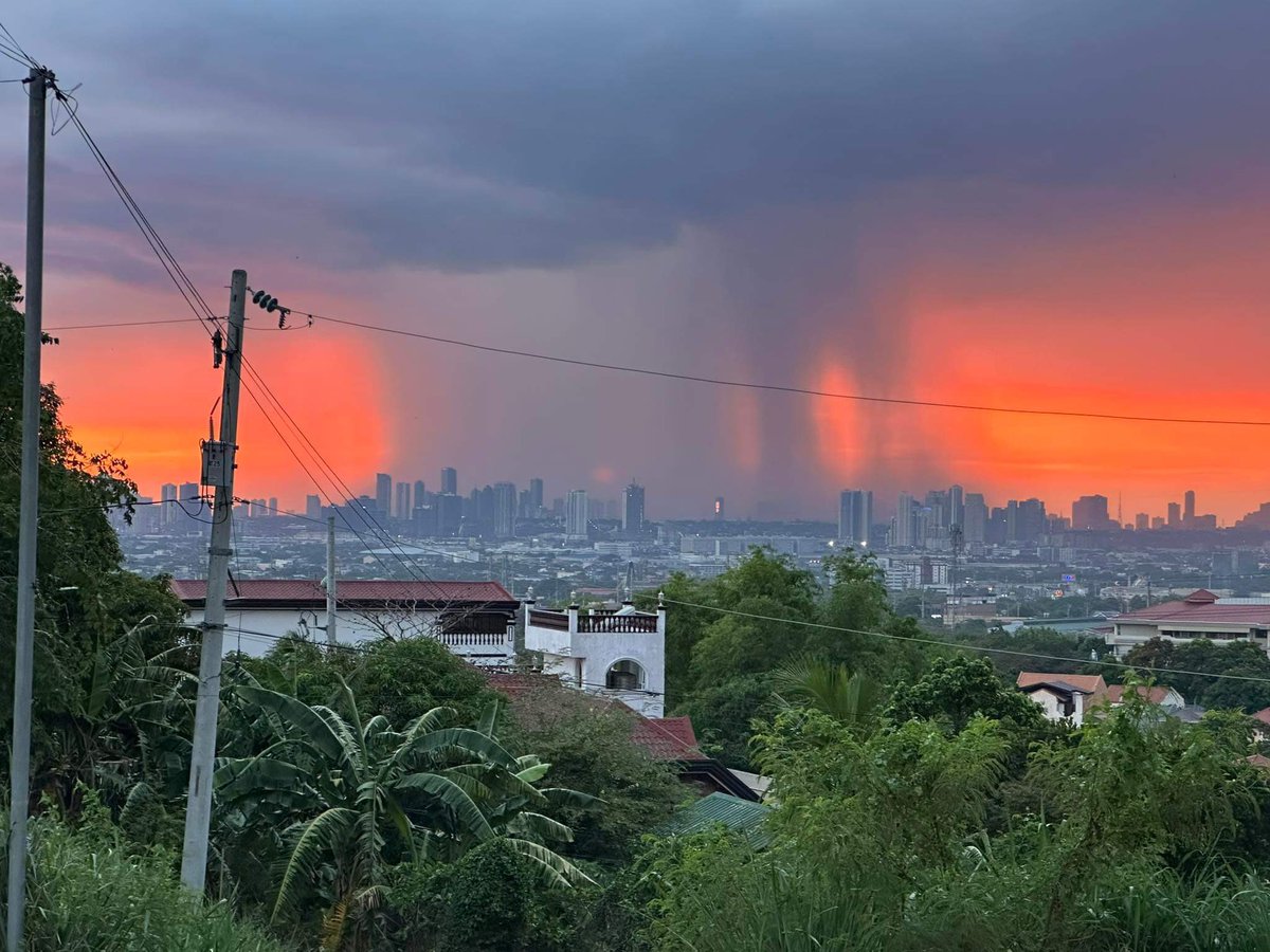 earthshakerph's tweet photo. 🌧️RAINSHOWER FROM AFAR🌅

Mula sa Taytay, Rizal, nakuhanan ang pagbagsak ng ulan sa ilang bahagi ng Metro Manila kaninang 6:18 pm. Ito ang isang halimbawa ng localized rainshower.

#MeteoShaker 

Image credit: Tong Tambalo https://t.co/Nl34UnIiT1