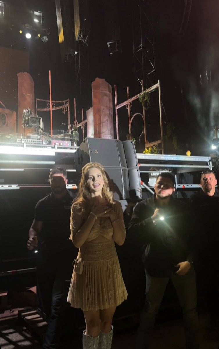 delulu because shes 100% looking at me yep #lanadelrey