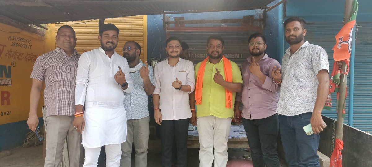 sumitvishenAT's tweet photo. आज लोकतंत्र के इस महायज्ञ में मैंने भी अपने परिवार के साथ एक आहुति दी..
दिल्ली से आया मतदान करने ताकि दिल्ली मजबूत रहे...
#LoksabhaChunaw #loksabhavote #VotingPhase7 #Deoria https://t.co/6nhCrYT2Eq