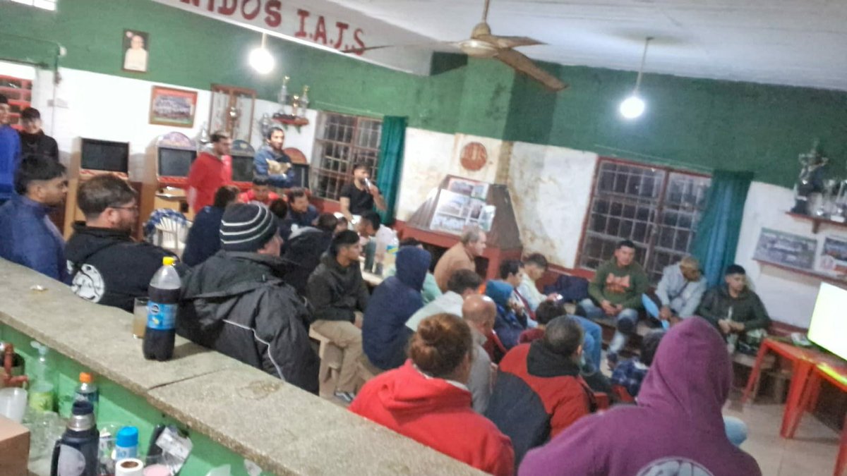 Noche historica en la Sede de Juventud Soriano de Mercedes . La barra le hizo el aguante al jugador del Pueblo. Ambiente regulado porque el equipo juega hoy por Copa B de Clubes. Falta el goleador Walter Dominguez , el motivo es algo justificado. 🇺🇾⚽️