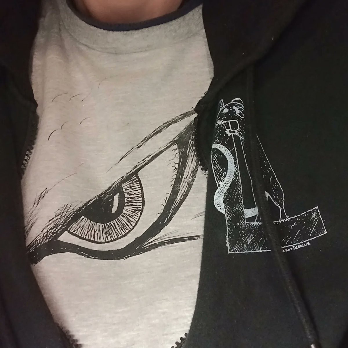 ElRatDesigns's tweet photo. Yay! 'Godzilla Minus one' is coming to netflix.
Time to dig out the 'kaiju eye' shirt, inspired by too many hours watching monster movies, hand drawn by me & only from @elratdesigns
https://t.co/F9laz9WFK9
#ElRatDesigns #bethestrange #shortrunshirts #screenprinting #kaiju https://t.co/4eYaw7wwAB