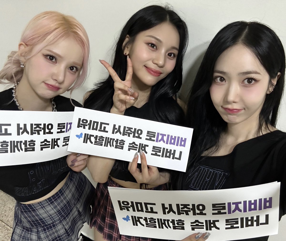 VIVIZ_official's tweet photo. [#VIVId_dayZ] 📸

2024 VIVIZ WORLD TOUR [V.hind : Love and Tears] in SEOUL DAY1 완료✨

Na.V와 함께 만들어낸 새로운 이야기 오늘을 잊지 말고 늘 지금처럼 함께하고 사랑해요💕

#VIVIZ #비비지
#EUNHA #은하 
#SINB #신비 
#UMJI #엄지
#Vhind_LoveandTears https://t.co/a7bUHxs2IB