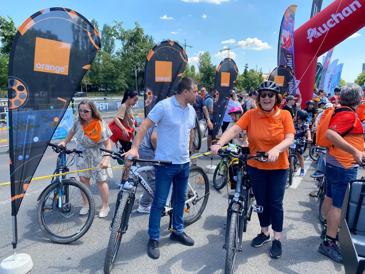 NLinRomania's tweet photo. Had a great time cycling on the #ziuacopiilor. A healthy, sustainable way of getting around. Let’s cooperate in improving infrastructure and mindset so that many more children and adults can enjoy this in safety. 🙏 @go4fun for organising! https://t.co/usj0f3Wlm4