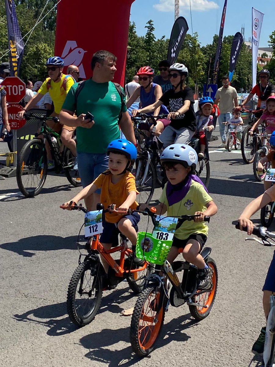 NLinRomania's tweet photo. Had a great time cycling on the #ziuacopiilor. A healthy, sustainable way of getting around. Let’s cooperate in improving infrastructure and mindset so that many more children and adults can enjoy this in safety. 🙏 @go4fun for organising! https://t.co/usj0f3Wlm4