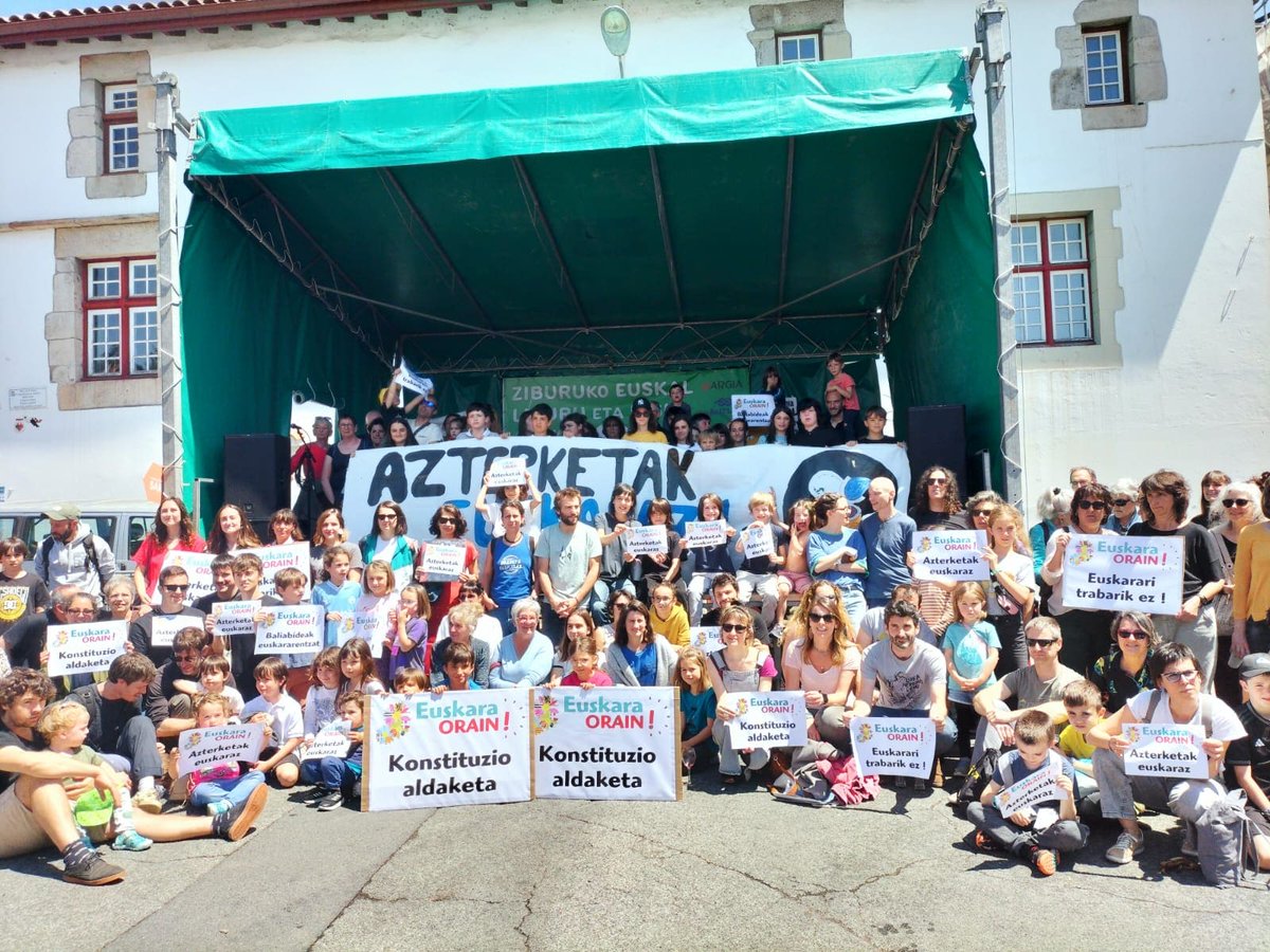 Konfederazioa's tweet photo. Gaur 800tik gora euskaldun/euskaltzale bildu gara Ipar Euskal Herrian, 13 elkarretaratzetan, gure hizkuntza eskubideak aldarrikatzeko eta frantses konstituzioa alda dezaten eskatzeko! #pourqueviventnoslangues #ModificationConstitution #Article2 https://t.co/BBL0hwtMq5