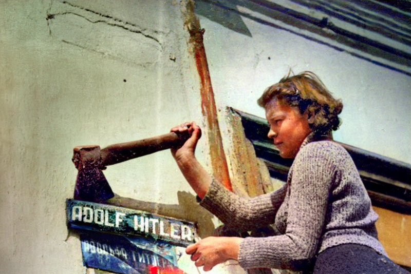 A partisan removes the street sign of Adolf Hitler in Odessa after the liberation. The street used to be Karl Marx Street and is now Ekaterininskaya Street in Odessa. 🫡