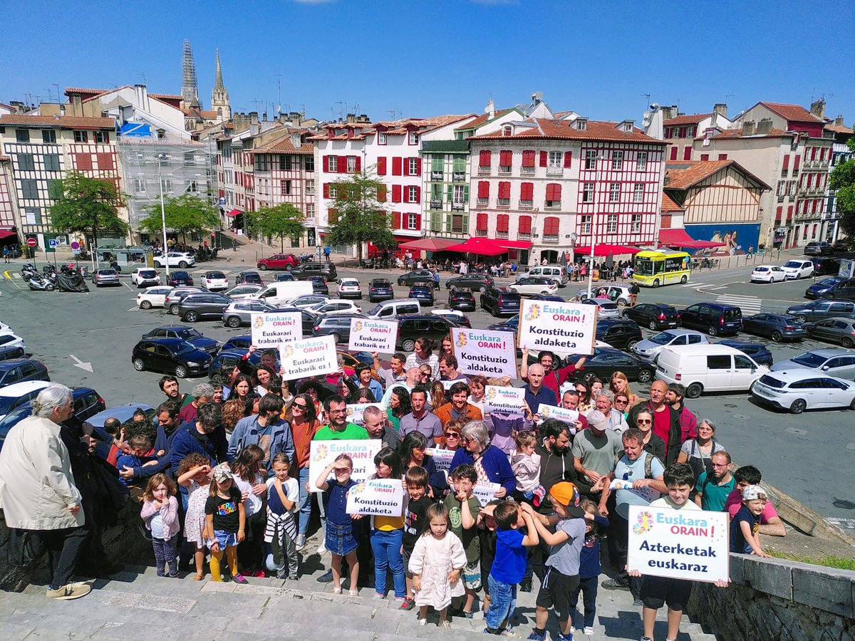 Konfederazioa's tweet photo. Gaur 800tik gora euskaldun/euskaltzale bildu gara Ipar Euskal Herrian, 13 elkarretaratzetan, gure hizkuntza eskubideak aldarrikatzeko eta frantses konstituzioa alda dezaten eskatzeko! #pourqueviventnoslangues #ModificationConstitution #Article2 https://t.co/BBL0hwtMq5