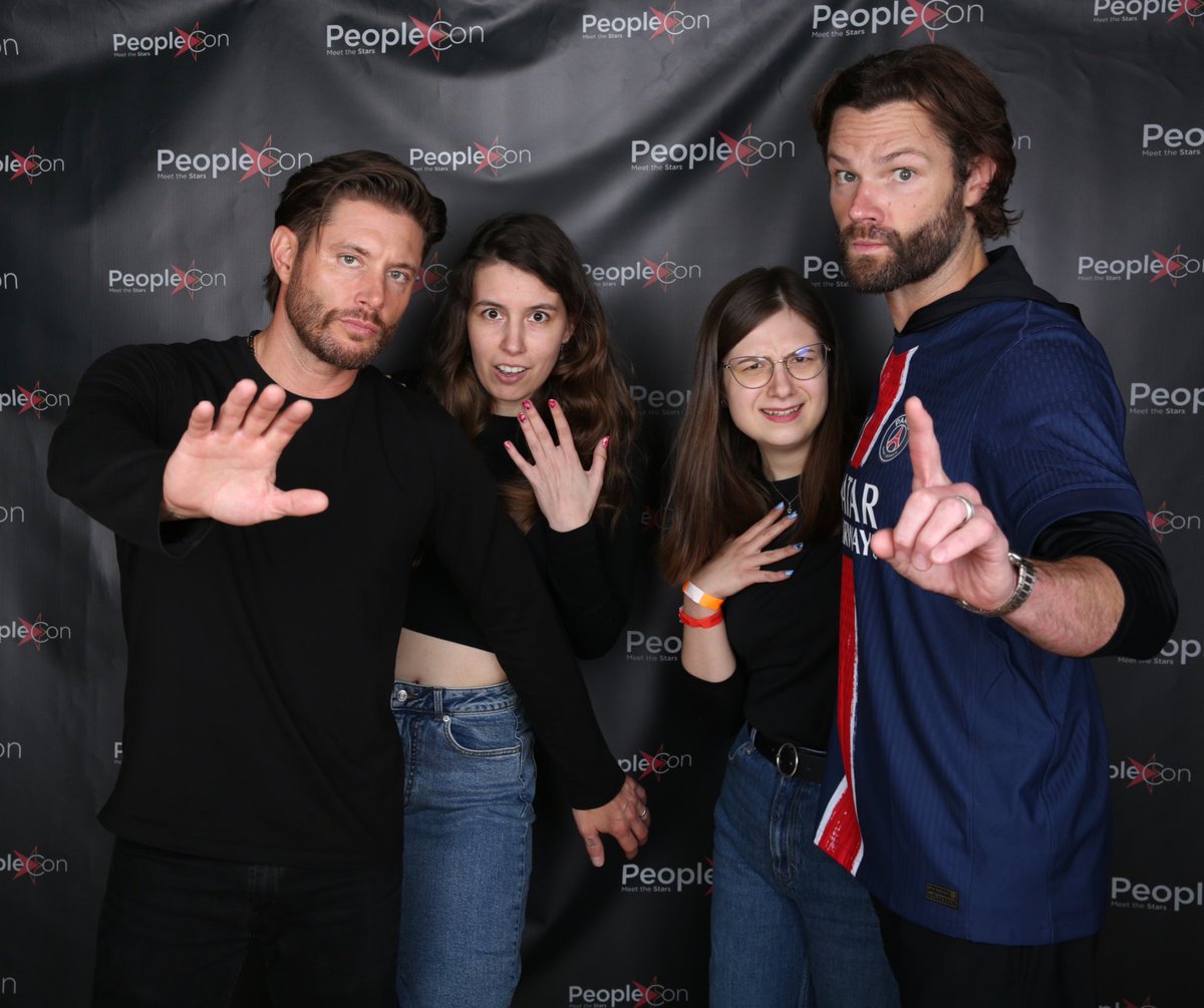 lightofsam's tweet image. Credits to @lizzie2110 for the pose 🤠 “Be our bodyguards” #DLC6