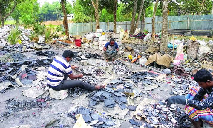 কল কারখানার বিষাক্ত ধোঁয়ায় নষ্ট হচ্ছে ফসল