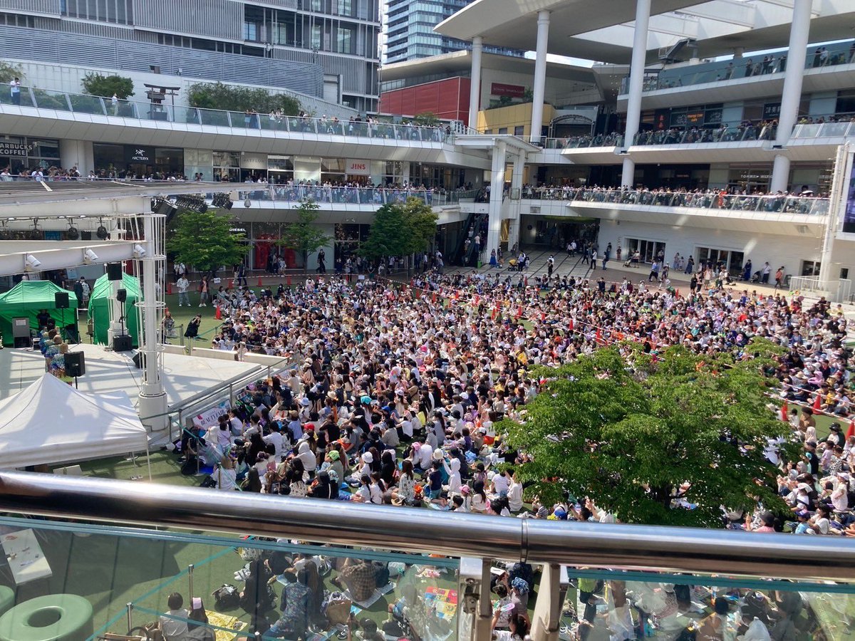 zaki23131's tweet photo. アクシーズファムコラボイベントinラゾーナ川崎
楽しかったー😍
コラボアロハシャツも最高🤙😎🌺

1人でも多く笑顔になって貰いたい☺️
誰でも悩むし.落ち込むし.モヤモヤと戦う日々だってある😑💭
だけど、そんな人生の中で.心の目を向けてくれた皆と限りある人生を共有したい💛
この瞬間は一生の宝物 https://t.co/chzUYx8PmX