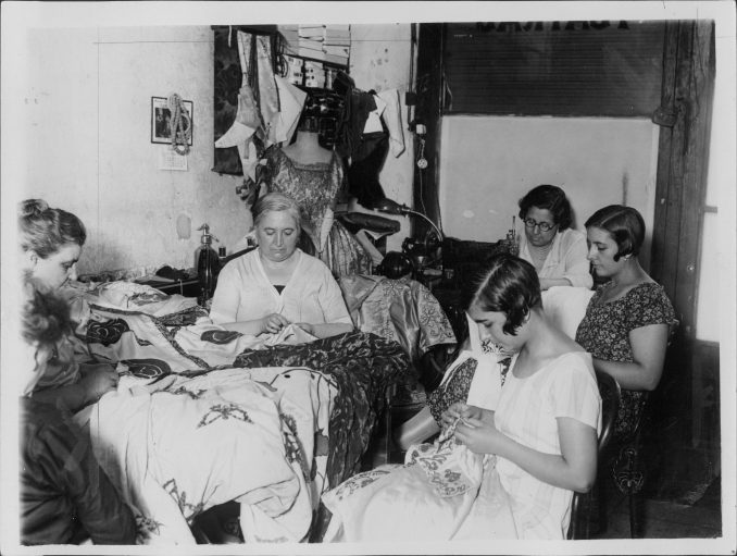 🤝🇦🇷 #PactoDelTrabajo |  De uniformes militares a los laborales: las costureras que habilitan el trabajo

 ¿Cómo trabajaban las primeras costureras en Buenos Aires? ¿Quiénes fabrican la ropa que usamos para trabajar? 👇
latfem.org/de-uniformes-m…