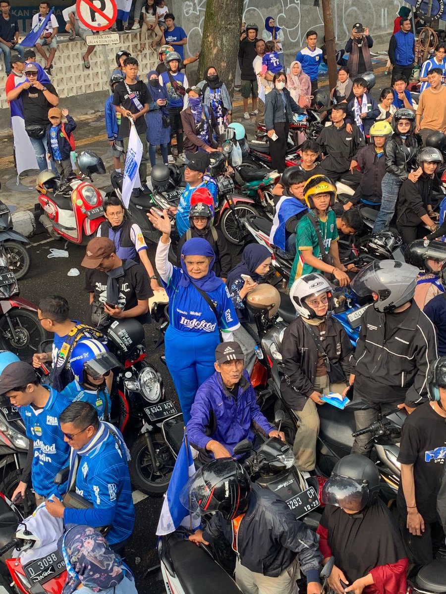 hadddeddd's tweet photo. Salfok sama nene dan kake ini diantara ribuan orang yang menunggu konvoi barusan, semoga sehat selalu nene dan kake ini aamiin🫂 https://t.co/YPdVbHnFtW