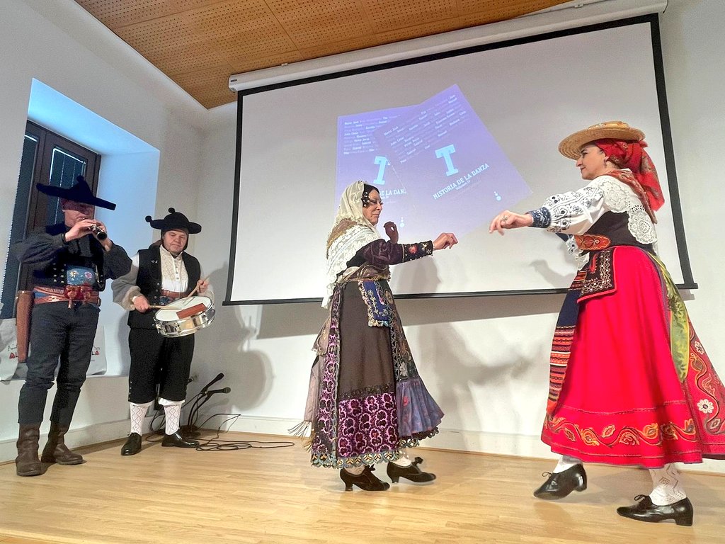 AytoAlcalaH's tweet image. TRADICIONES POPULARES |
📖 Dentro de la programación del 'VII Festival Cervantino de Música y Danza Tradicional', el Salón de Actos del Antiguo Hospital de Santa María la Rica ha acogido la puesta de largo del libro: 'Historia de la danza vol.4: Danza Tradicional en España'.

👥…