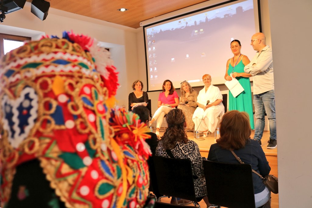 AytoAlcalaH's tweet image. TRADICIONES POPULARES |
📖 Dentro de la programación del 'VII Festival Cervantino de Música y Danza Tradicional', el Salón de Actos del Antiguo Hospital de Santa María la Rica ha acogido la puesta de largo del libro: 'Historia de la danza vol.4: Danza Tradicional en España'.

👥…
