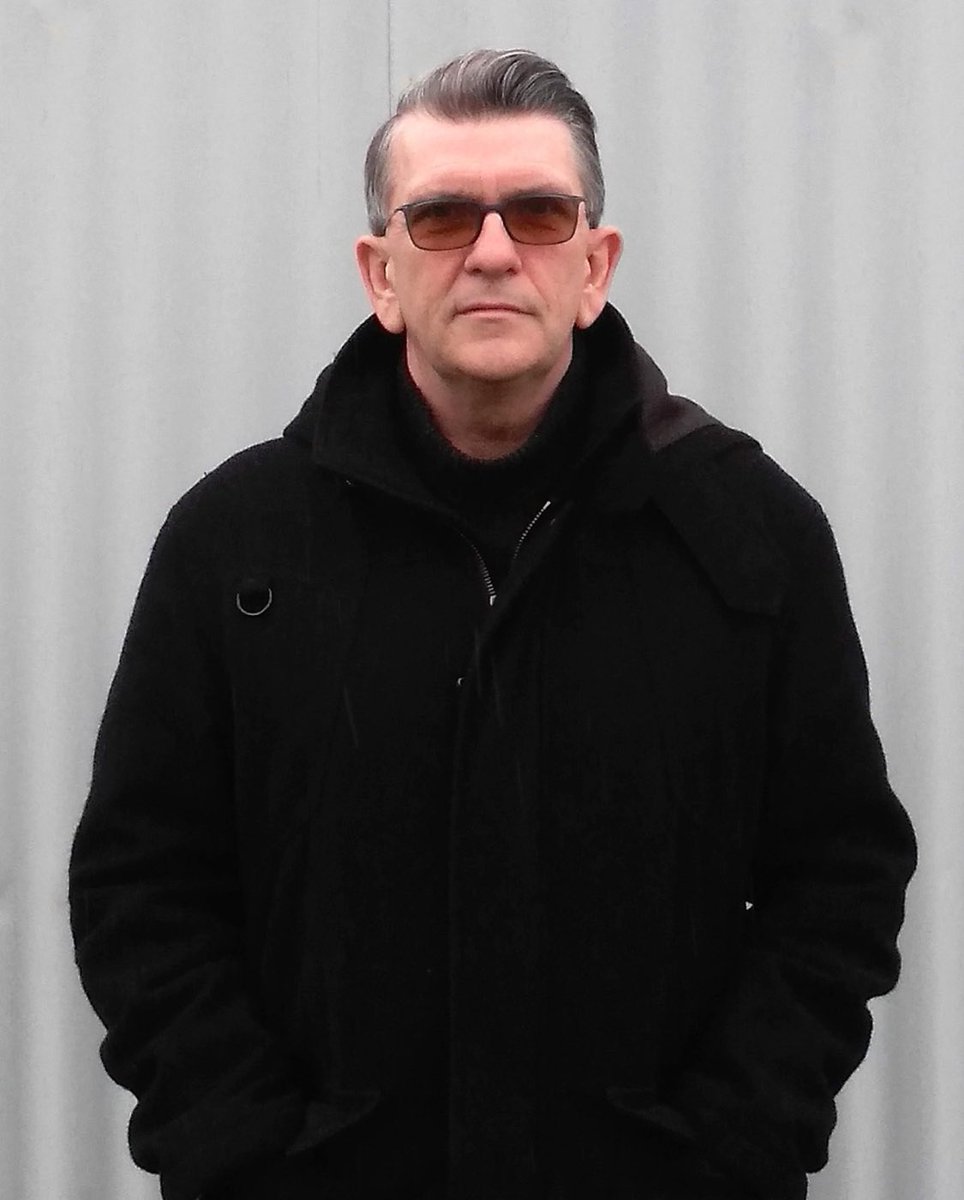 Born Today (June 1)

1963 - Mike Joyce
Mike Joyce, drummer with English rock band The Smiths who had the 1984 UK No.10 single 'Heaven Knows I'm Miserable Now', plus 15 other UK Top 40 singles.
