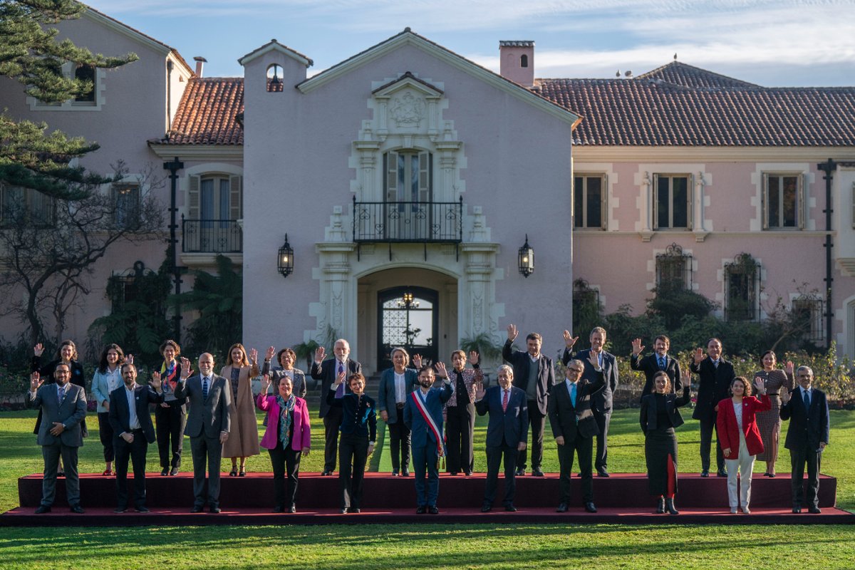 🟢Desde Cerro Castillo en Viña del Mar, el Presidente Gabriel Boric junto a su gabinete de ministros y ministras inician las formalidades de la Cuenta Pública 2024 posando para una fotografía oficial. 

📲Sigue la Cuenta Pública 2024 con Súbela News.

#CuentaPública2024