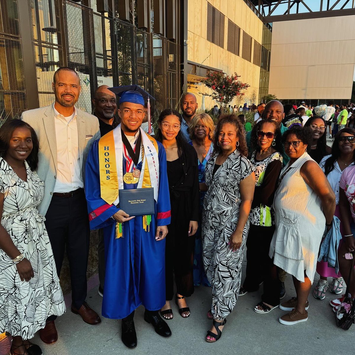 MetricDManning's tweet photo. We have our first high school graduate!!!👨🏽‍🎓Still don’t have the words to describe how excited and proud I am of my firstborn! #Deuce #ProudDad #ItTakesAVillage #MorePicsComing #SeasonOfCelebration #OnlyTheBeginning https://t.co/cJ9fmRH9F9
