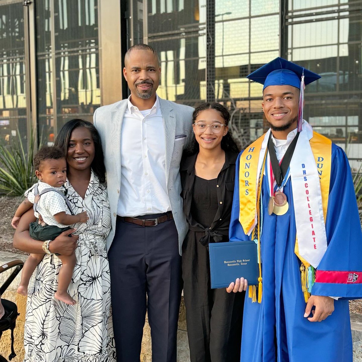 MetricDManning's tweet photo. We have our first high school graduate!!!👨🏽‍🎓Still don’t have the words to describe how excited and proud I am of my firstborn! #Deuce #ProudDad #ItTakesAVillage #MorePicsComing #SeasonOfCelebration #OnlyTheBeginning https://t.co/cJ9fmRH9F9