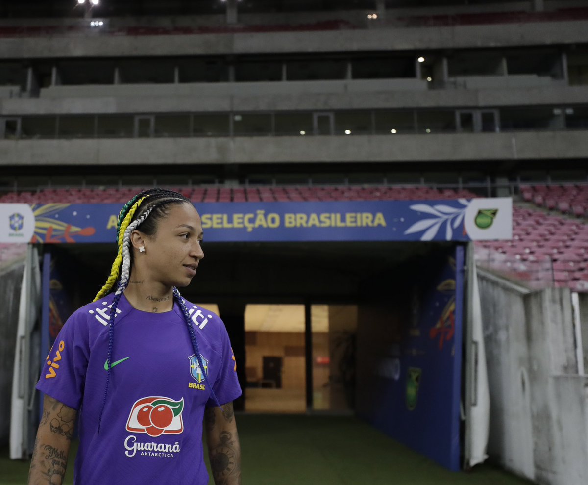 🇧🇷 Nossa craque Byanca Brasil entra em campo neste sábado, 17h, com a Seleção Feminina no amistoso contra a Jamaica, em preparação para as Olimpíadas de Paris. Pra cima, Cabulosa! 👊💙 📸 CBF