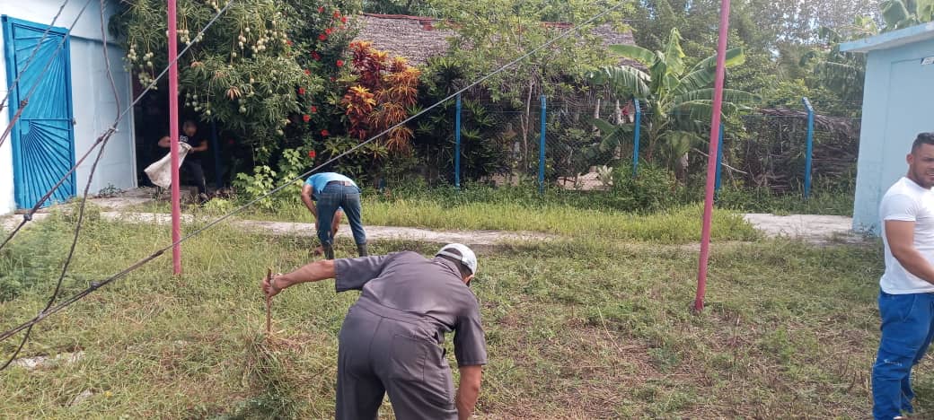 <a href="/ETECSA_Cuba/">ETECSA</a>  El colectivo de ETECSA AMANCIO. Las Tunas en jornada de trabajo voluntario, jornada de limpieza en víspera al Día de los Padres.