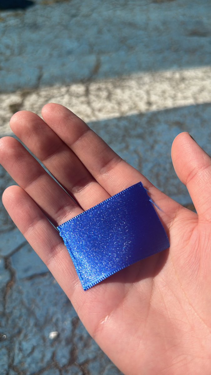 are_U_bored_y3t's tweet photo. Esse povo tá louco, me dando fita azul pra fazer luz azul no show, vocês só podem estar de brincadeira #CHAEUNWOO https://t.co/Ge2Gz2yGyF