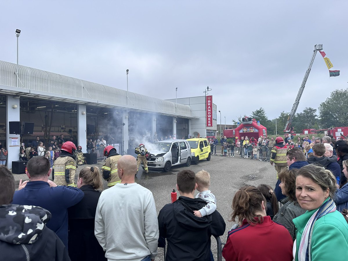 BartRichter's tweet photo. Vandaag vond de zogenaamde open dag van de brandweer plaats bij de brandweer Diemen en Aalsmeer. Het doel van dit soort dagen is om inwoners, van jong tot oud, te laten zien wat de brandweer allemaal doet, maar ook om voorlichting te geven op het gebied van (brand)veiligheid en geïnteresseerden te informeren over een (vrijwillige) functie bij de brandweer.

In Aalsmeer waren naast de brandweer Aalsmeer onder andere ook de politie, de specialist Adviseur Gevaarlijke Stoffen, de jeugdbrandweer, het team Brandweerondersteuning (BRON) en Ambulance Amsterdam-Amstelland aanwezig. 🔥🚒🚓🚑

Dankzij de inzet van velen was het een geslaagde dag. Ik heb ongelofelijk veel blije gezichten gezien, veel interesse voor de demonstraties, rondritten, voertuigen, spuitspellen met de jeugdbrandweer, enzovoort.

#opendag #brandweer #politie #ambulance #passie #omtrotsoptezijn