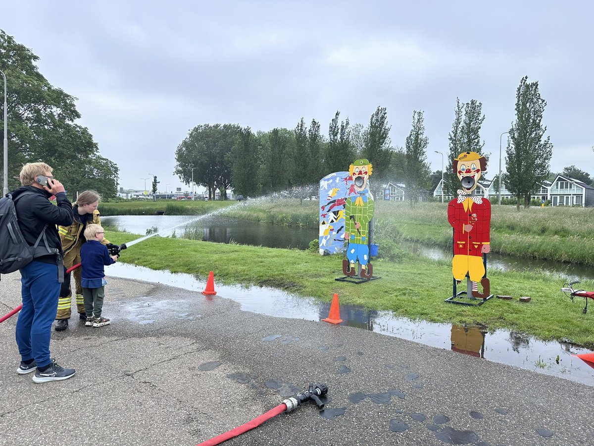 BartRichter's tweet photo. Vandaag vond de zogenaamde open dag van de brandweer plaats bij de brandweer Diemen en Aalsmeer. Het doel van dit soort dagen is om inwoners, van jong tot oud, te laten zien wat de brandweer allemaal doet, maar ook om voorlichting te geven op het gebied van (brand)veiligheid en geïnteresseerden te informeren over een (vrijwillige) functie bij de brandweer.

In Aalsmeer waren naast de brandweer Aalsmeer onder andere ook de politie, de specialist Adviseur Gevaarlijke Stoffen, de jeugdbrandweer, het team Brandweerondersteuning (BRON) en Ambulance Amsterdam-Amstelland aanwezig. 🔥🚒🚓🚑

Dankzij de inzet van velen was het een geslaagde dag. Ik heb ongelofelijk veel blije gezichten gezien, veel interesse voor de demonstraties, rondritten, voertuigen, spuitspellen met de jeugdbrandweer, enzovoort.

#opendag #brandweer #politie #ambulance #passie #omtrotsoptezijn