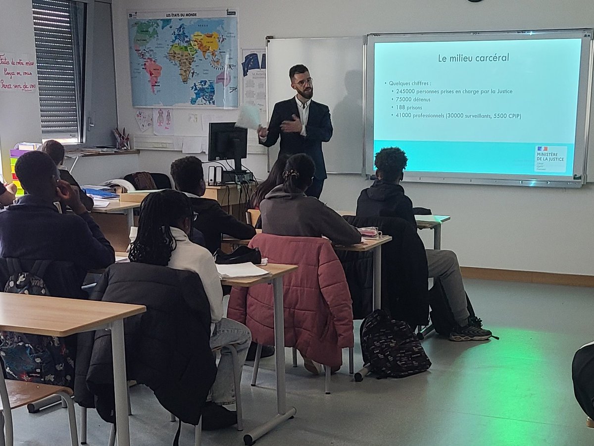 🔎❗️Au clg Alice &amp; Jean Pelletier
Projet Justice #EMC porté par Mmes Hardouin &amp; Giraudeaux, intervention de M. Poirier, Directeur pénitentiaire d'insertion et de probation, auprès des élèves de 4ème.Echanges riches avc des elv captivés et curieux!👏👏
#SPIP #ParcoursAvenirCitoyen
