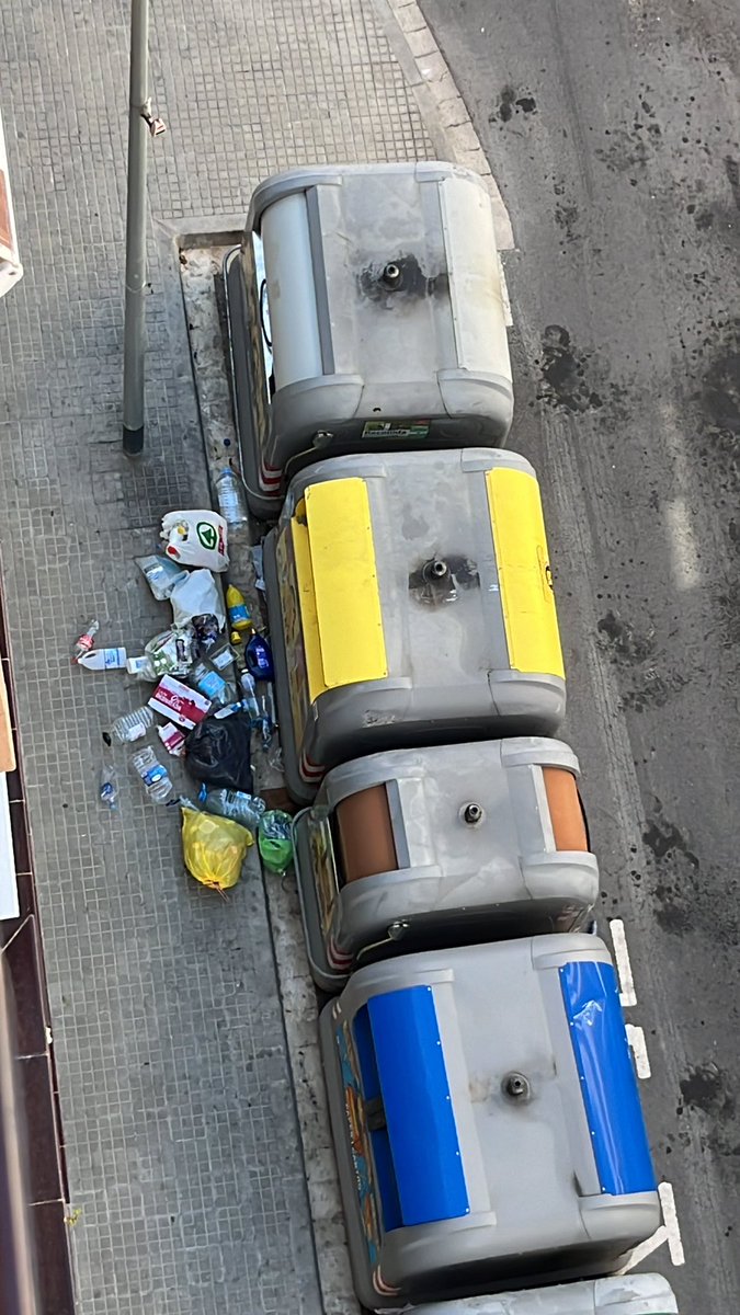 MuntsaQueralt's tweet photo. Acaba de passar el camió per recollir el reciclatge de plastic i tot el que estava fora del contenidor (que la gent incívica ha tirat) s’ha quedat al mateix lloc  🥹@VilafrancaAj @FRomeroGamarra com ho podem millorar? carrers nous però sempre amb brossa i bruts😓 https://t.co/gWUrxKInfa