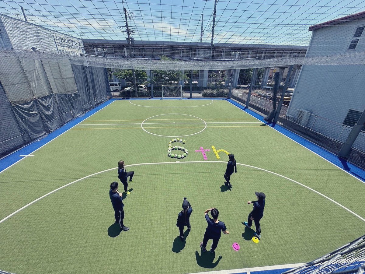 cocospo_futsal's tweet photo. ⚽️6周年記念⚽️
ココスポーツは今日で6周年🏅✨
たくさん蹴って、いっぱい遊んで、まっすぐ全力で楽しんで👟⚽️
このコートでの経験が、みんなの明日につながりますように😌🌱
#COCOSPORTS #フットサル
#楽しいは正義 #大好きは最強の武器 https://t.co/ABgl7GVATM