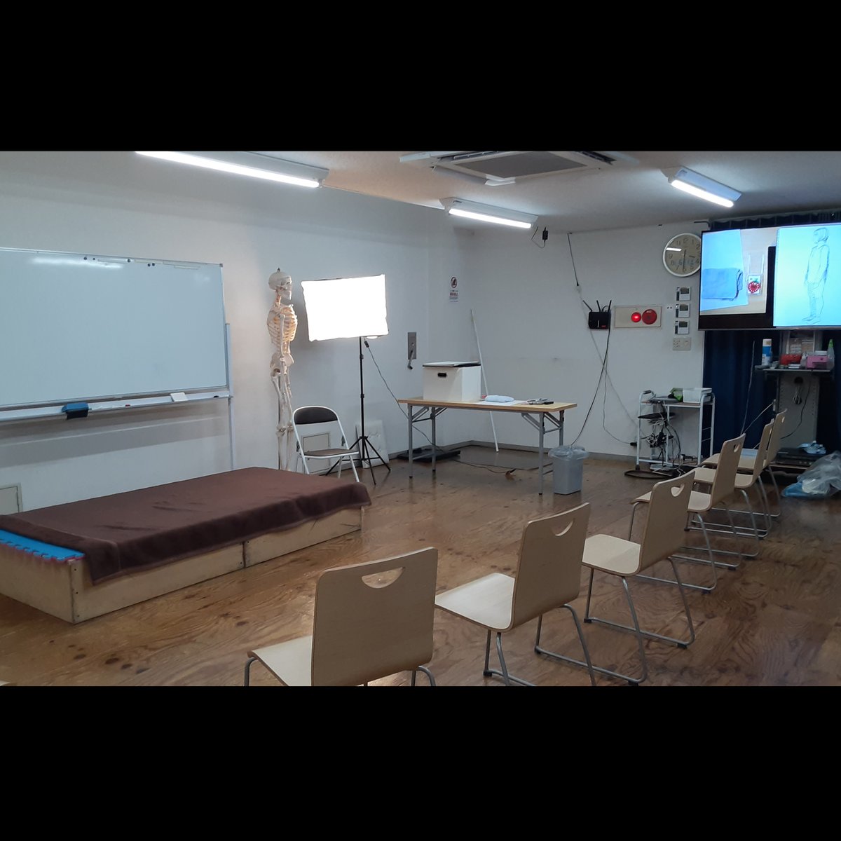 LifeDrawingDays's tweet photo. 6月2日開催『見て触れて描いて覚える美術解剖学』

午前部（10：30～ 開場10：00）上半身
午後部（15：00～ 開場14：30）骨盤・尻・脂肪

準備整いました。明日はよろしくお願いいたします。見て触れて描いて男女の身体の違いをマスターしましょう！

#美術解剖学　
#美術解剖学セミナー
#クロッキー会 https://t.co/cqQbvb2k9d