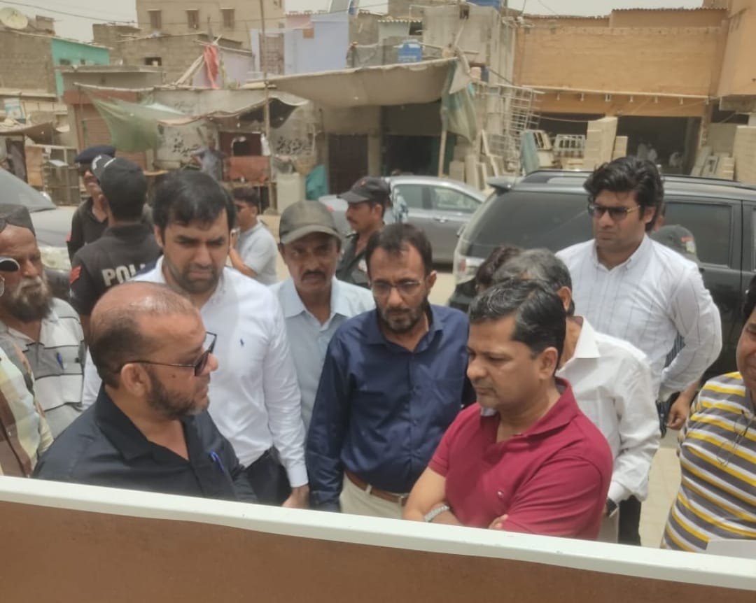 kda_gos's tweet photo. Commissioner Karachi Syed Hasan Naqvi along with Director General KDA Syed Shujaat Hussain is making a detailed visit to Sarjani Town Yusuf Goth. https://t.co/NvWrJTP0ie