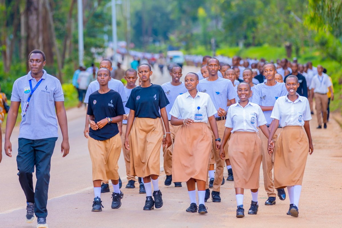 IBUKAHealing's tweet photo. Urugendo rwo kwibuka nirwo rubimburiye gahunda z’umugoroba wo kwibuka Imiryango Yazimye muri jenoside yakorewe Abatutsi mu 1994.

Ni urugendo rwahereye ku Mukoni rukaza gusorezwa ku rwibutso rwa Kaminuza y’u Rwanda ruruhukiyemo abazize jenoside yakorewe Abatutsi mu 1994.

#Kwibuka30 #Ntukazime