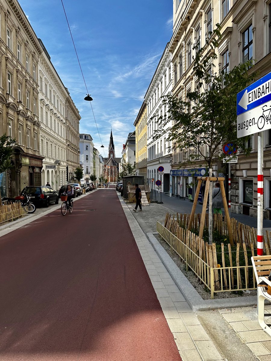 Oto pierwsza wiedeńska ulica rowerowo o długości 1,3 km, która została zainspirowana holenderskimi rozwiązaniami. Usunięto na niej 140 miejsc parkingowych, co pozwoliło poprawić warunki dla pieszych i rowerzystów oraz zwiększyć ilość zieleni. Samochody są tu jedynie gośćmi i mogą